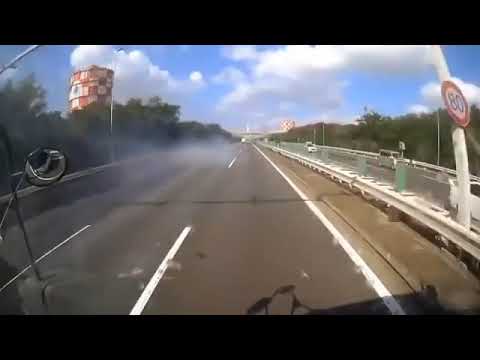 Camera Caught 2 Killed PORSCHE Serious Car Crash Accident on Tokyo Met Expressway Japan 02/Aug/2020